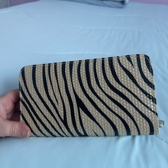 Animal print with butterfly metal details wallet. 8”x 4”x 1” - Picture 7 of 10